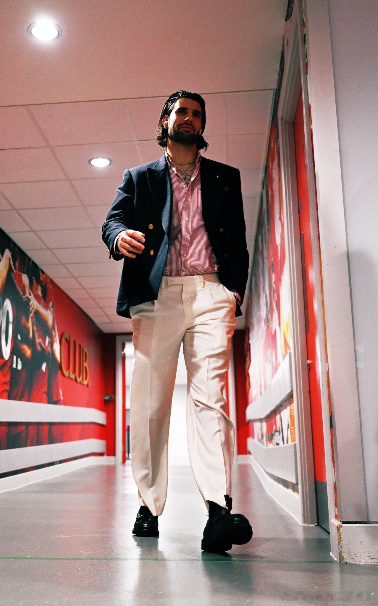 休斯后面的工作就要续约了吧首先目的就是续约麦卡，索博，格拉文贝赫目前都有传闻说3