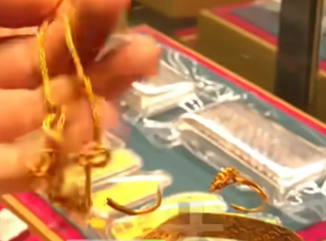 这位郑州大姐真是让人佩服，几年前两三百一克买的黄金，瞅准现在的高价果断出手，净赚