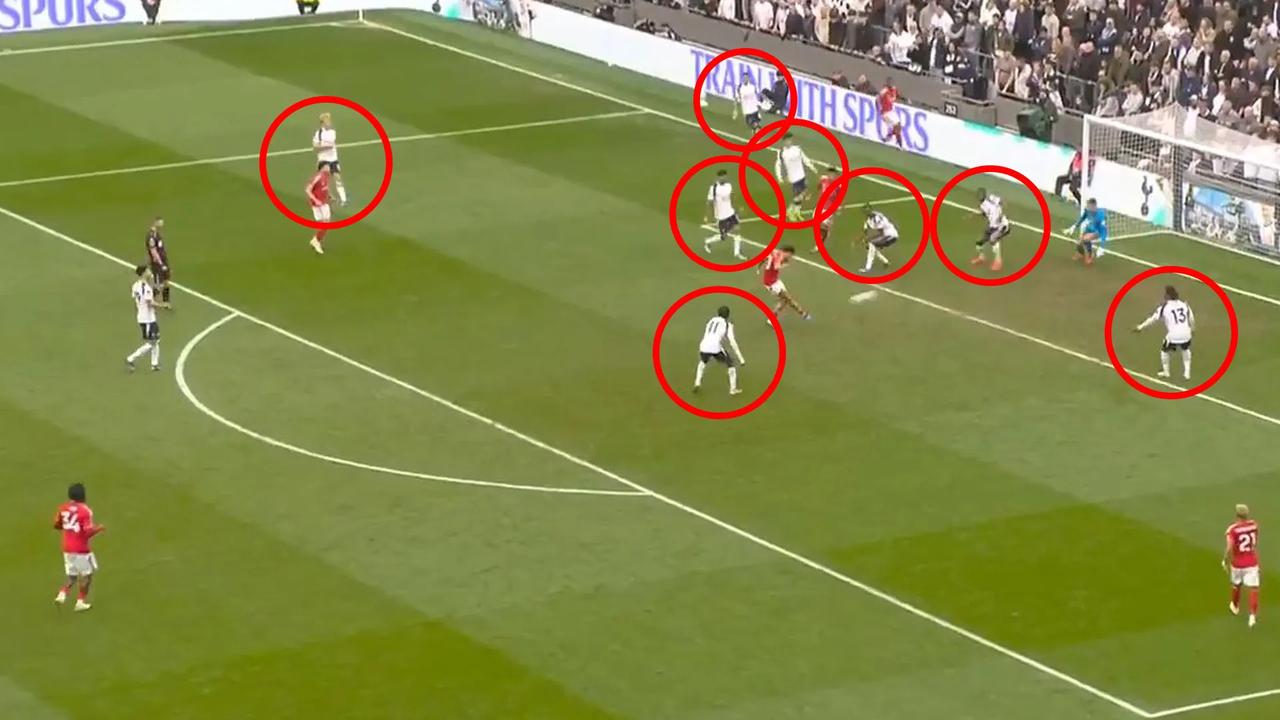 热刺0比3输给森林的第二个丢球，球员的态度令人发指。禁区内外，热刺有8个防守球员