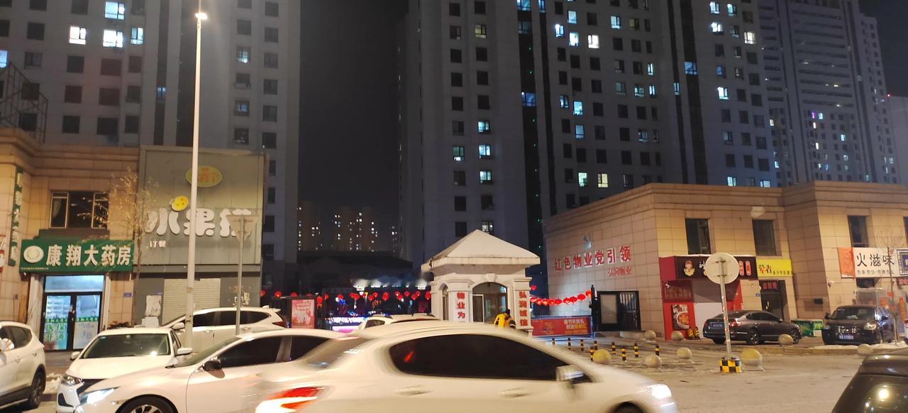 #我来唠家常#来看看我们小区的亮化设计，是不是很漂亮！[赞]

一进大门
就是让