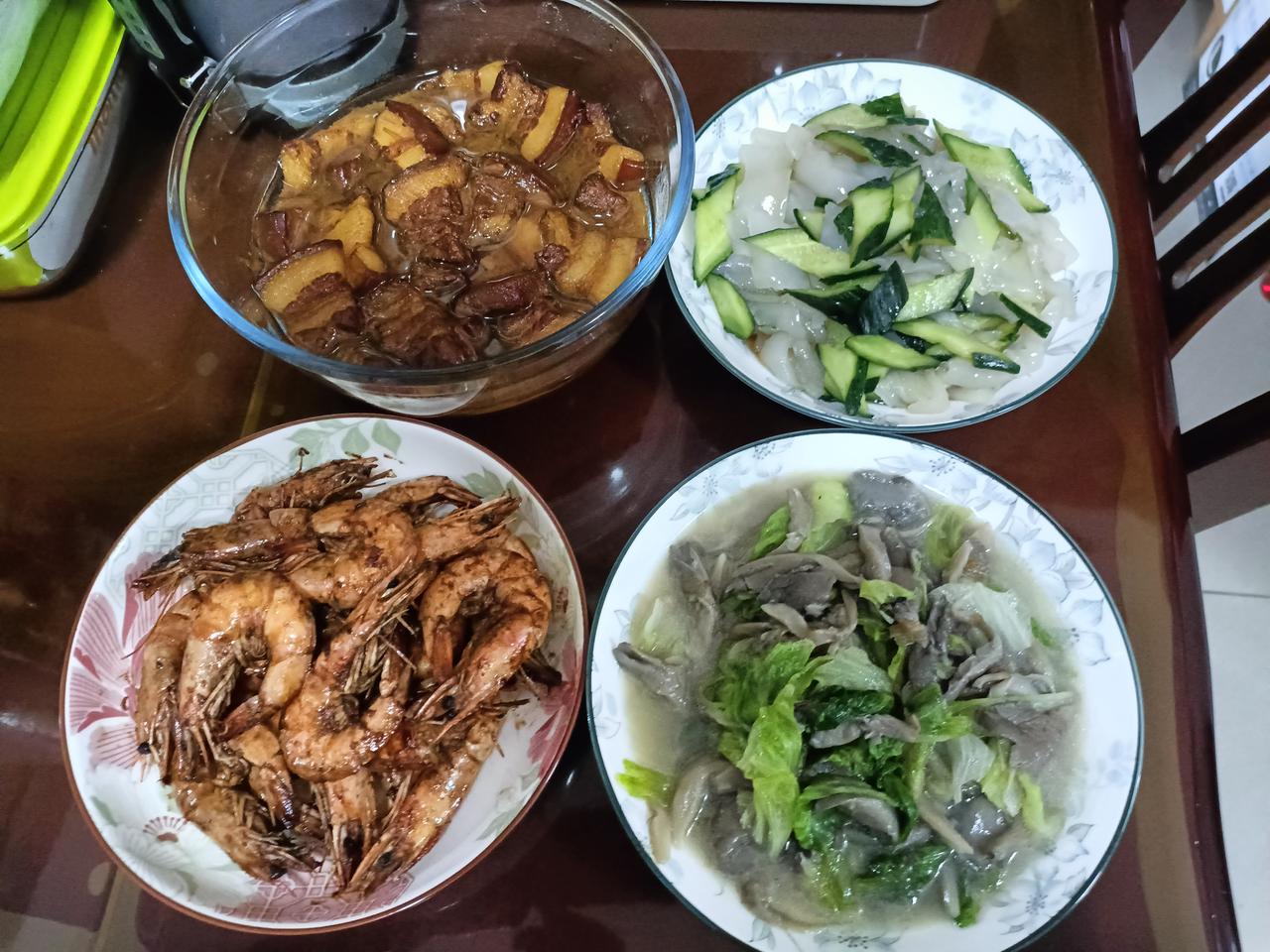 娘俩的晚餐，我和儿子都没吃几口，还以为自己得了厌食症！

儿子说：“妈，我就吃一