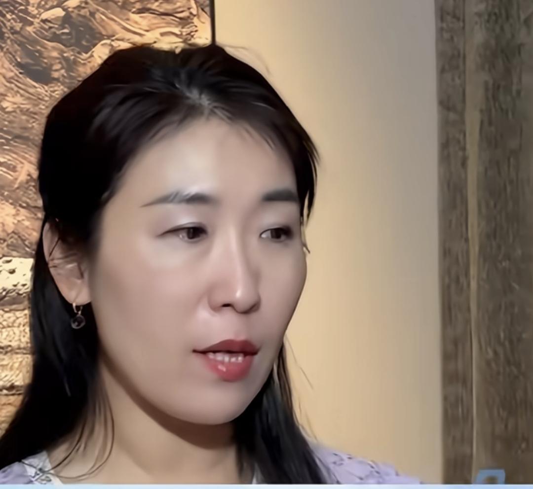 朱女士老公：
1.和糟糠妻子婚姻20载，说抛弃就抛弃，无情。
2.找小三，伪造假