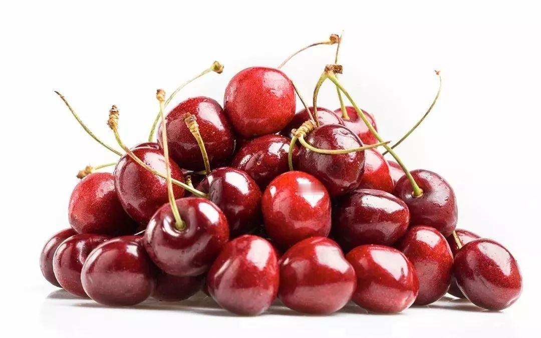 很多人听说车厘子（樱桃）含有一种叫做褪黑素的物质，觉得它可能有助于改善睡眠。其实