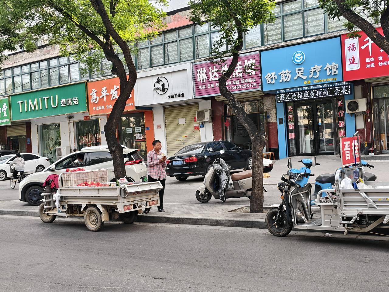 今早晨跑返回，我在路边看到一幕，让我感慨万千……

一位中年妇女拉着一车油桃在运