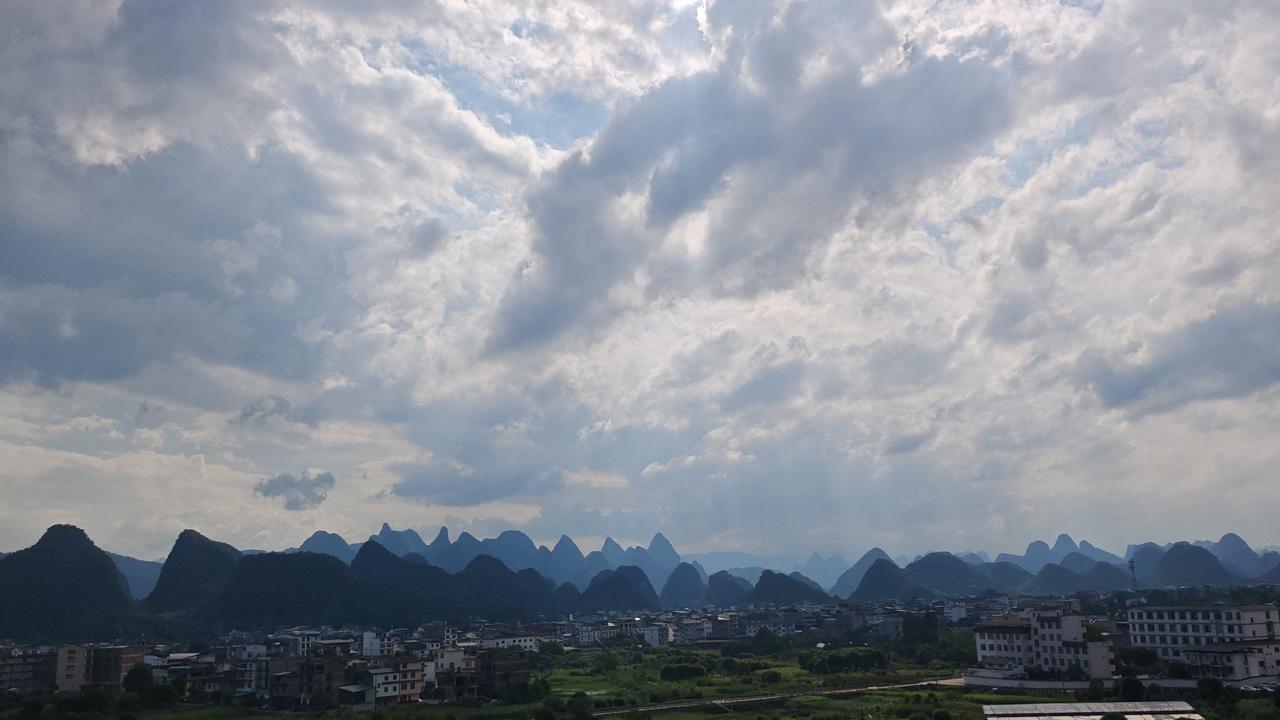 能否分享一下你拍摄的天空家乡美：夏至的天空。（手机摄影于阳朔县白沙镇）