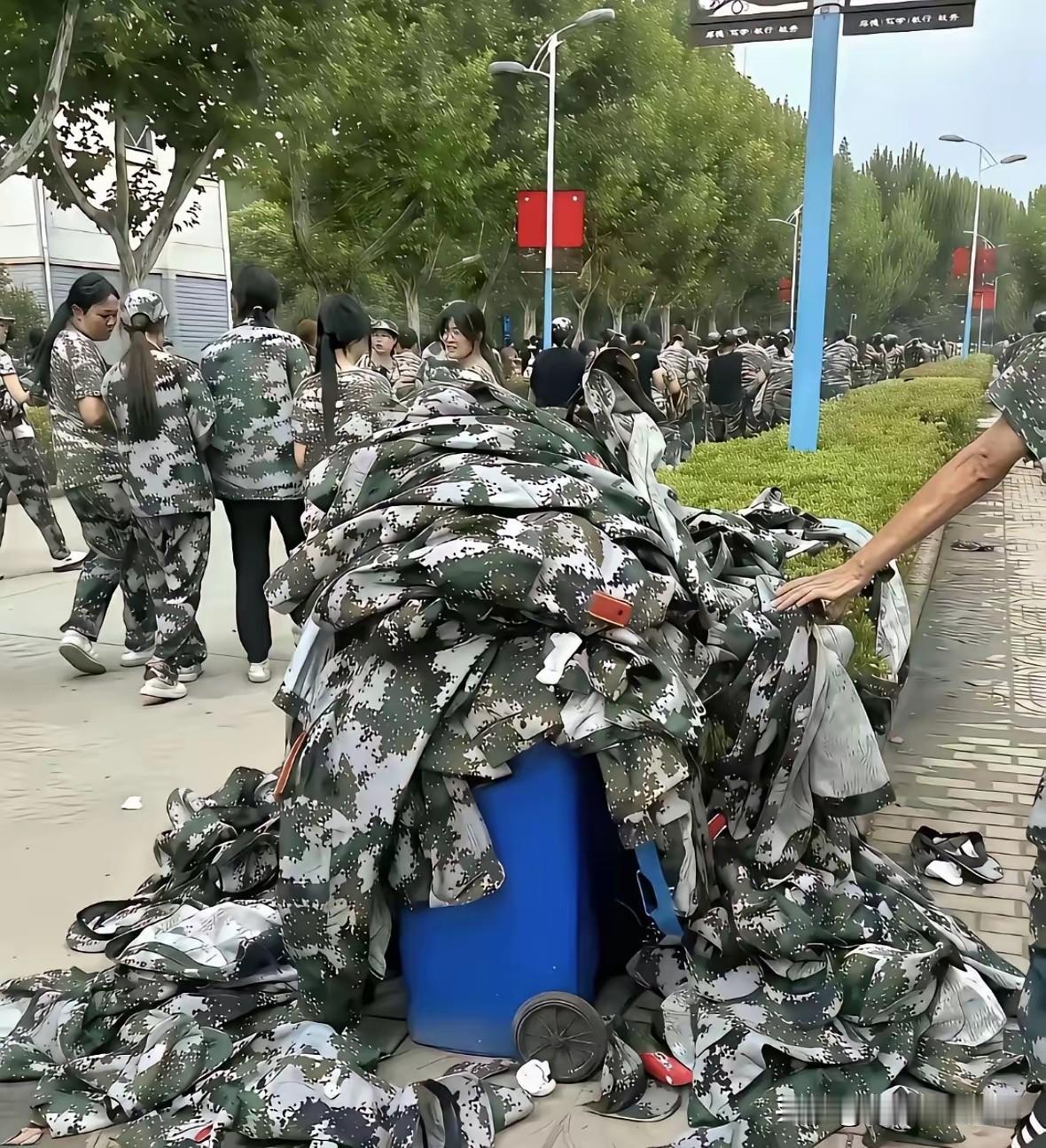 大学里面这种行为，让人看到了太心疼了。这是我侄子的大学里拍到的一幕，大学新生报到