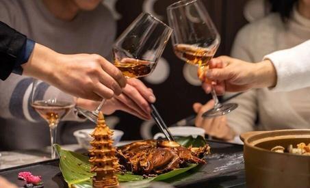 忙于唯利是图，金钱至上，心术不正，没有警惕防范意识，卧底间谍，轻易得手，深入渗透