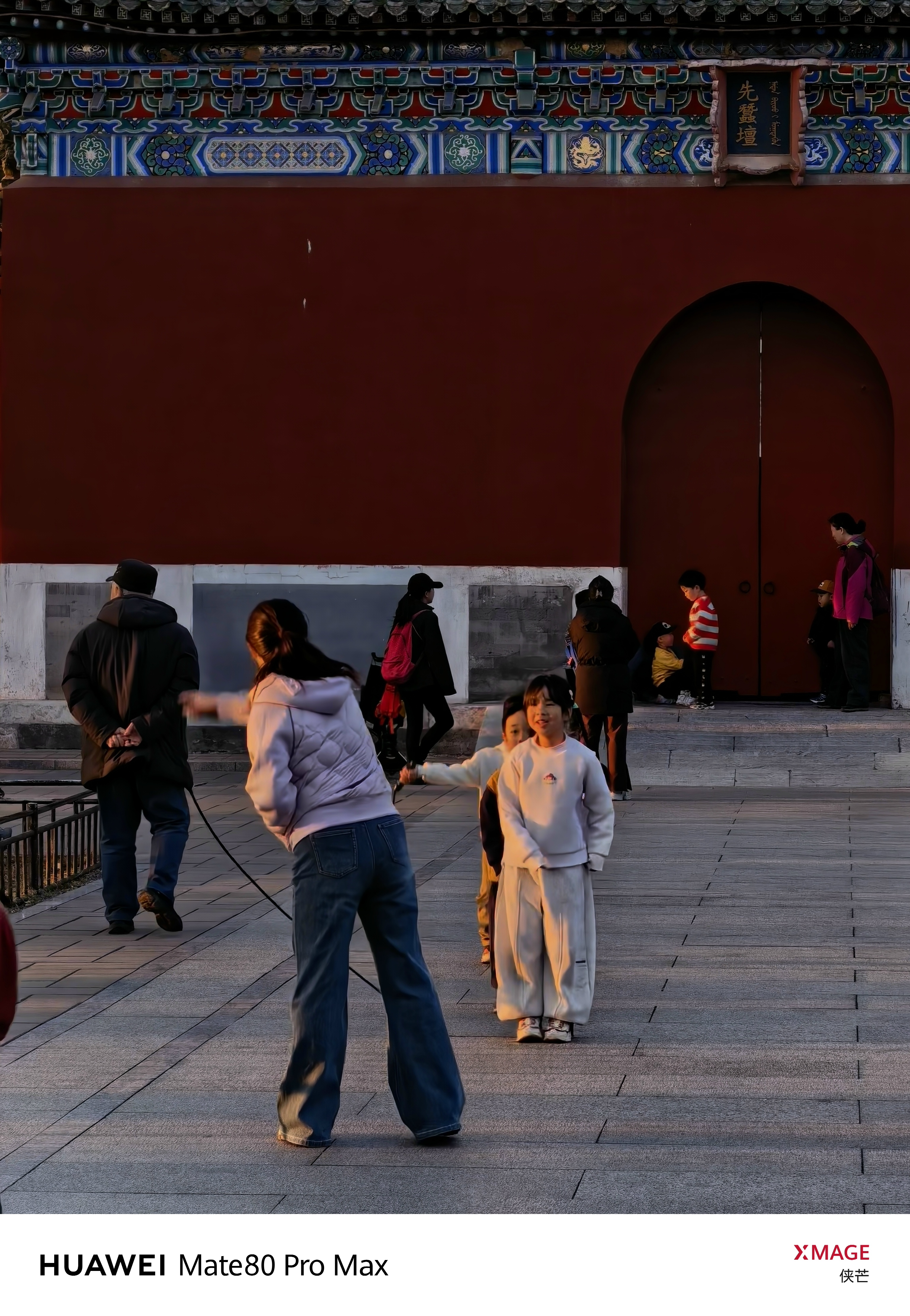 北海公园黄昏，有人陪娃长大，有人追着晚霞。日子温柔，万事可期。摄影