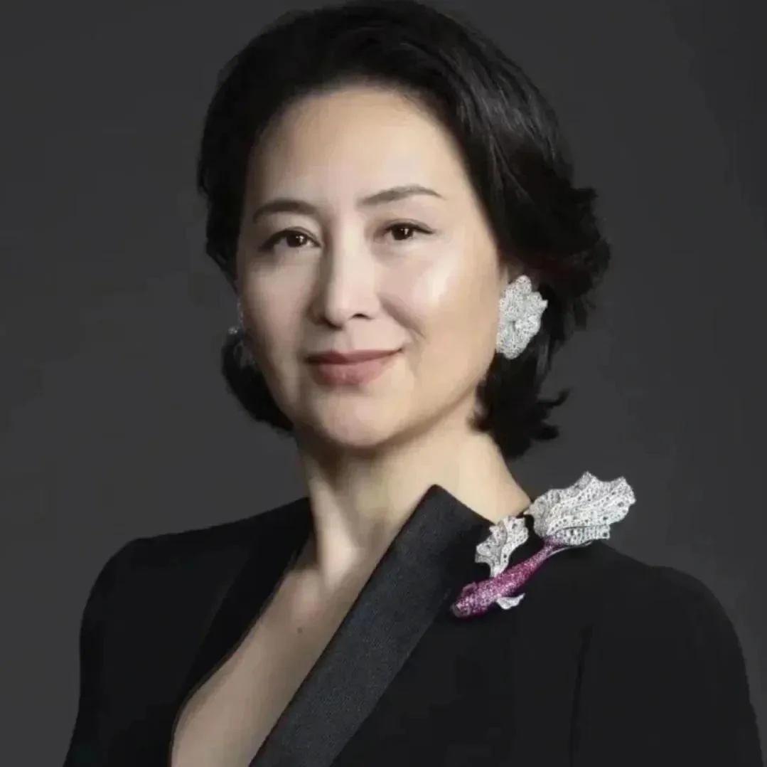 女性是否拥有“富贵相”，在年过40之后，通常可以通过以下三个特征来观察：

稳定