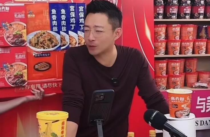 真不明白大S怎么当初就融入不进来，这有家庭有事业有钞票的皇子，拱手让人了。
 