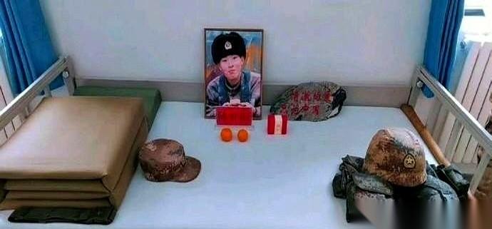 六年了。
他的床铺还留着，被子叠得像块豆腐。
照片里那个笑得一脸清澈的男孩子，陈