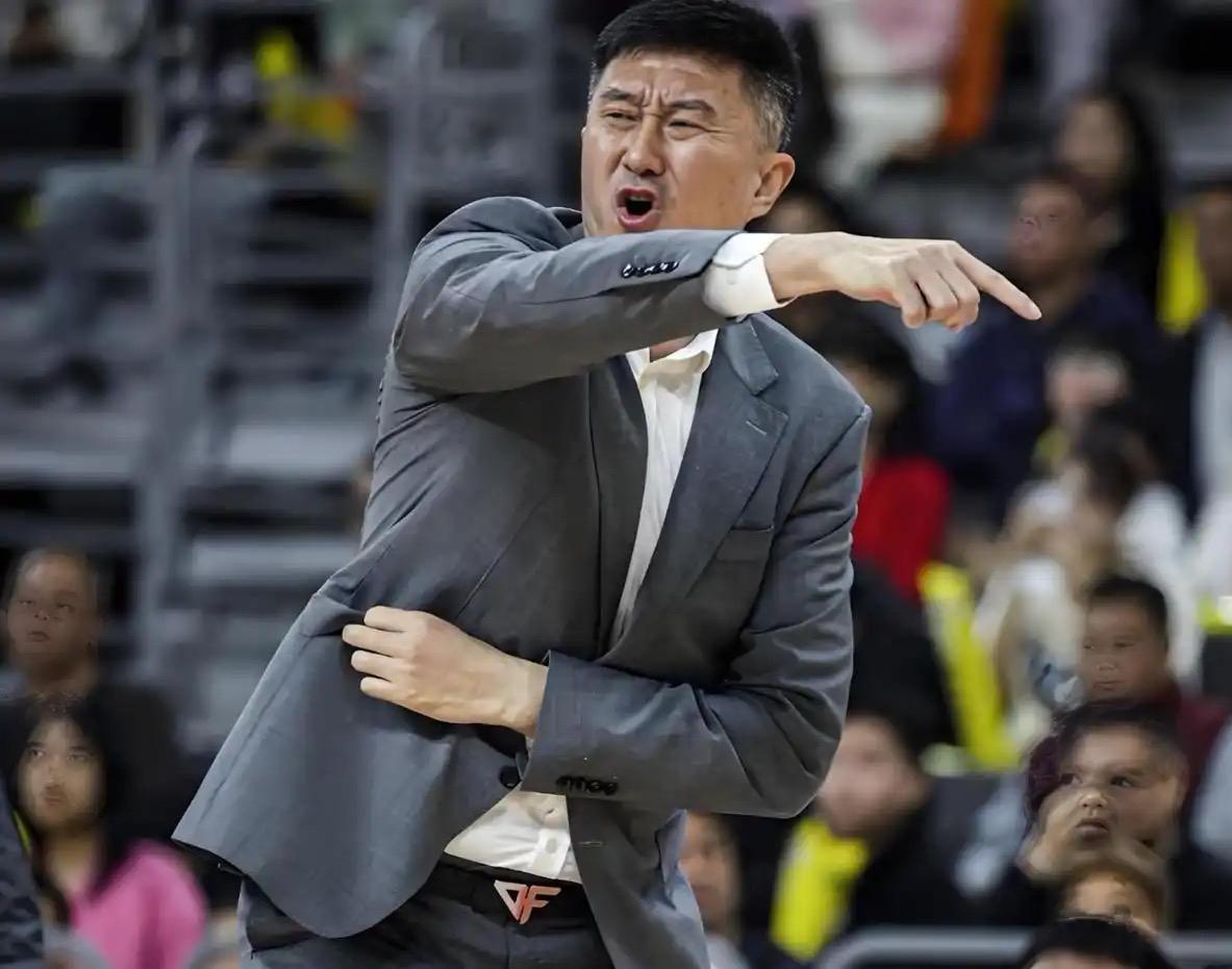 杜锋或是因为两个原因导致卸任，未来在短时间内可能不会再出任主教练职务。

7月5