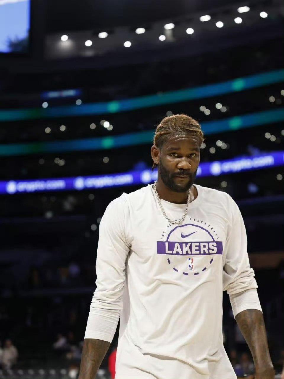 艾顿目前71%的投篮命中率生涯最高，场均10次出手并列生涯最低，追平了与保罗合作