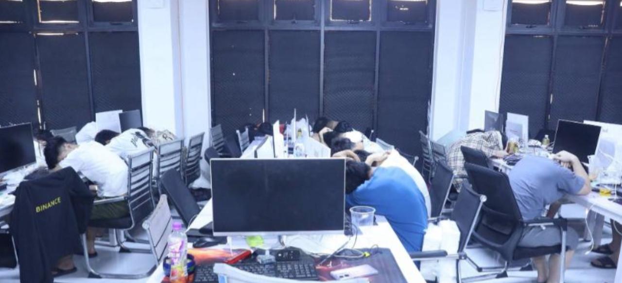 柬埔寨波贝电诈园区被端，402 人落网！现场搜出手枪和近万美元！

4 月 22