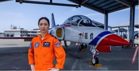 台湾女飞行员郭文静曾称：只要长官敢下令，我将毫不犹豫地击落歼20！我想说，长官下