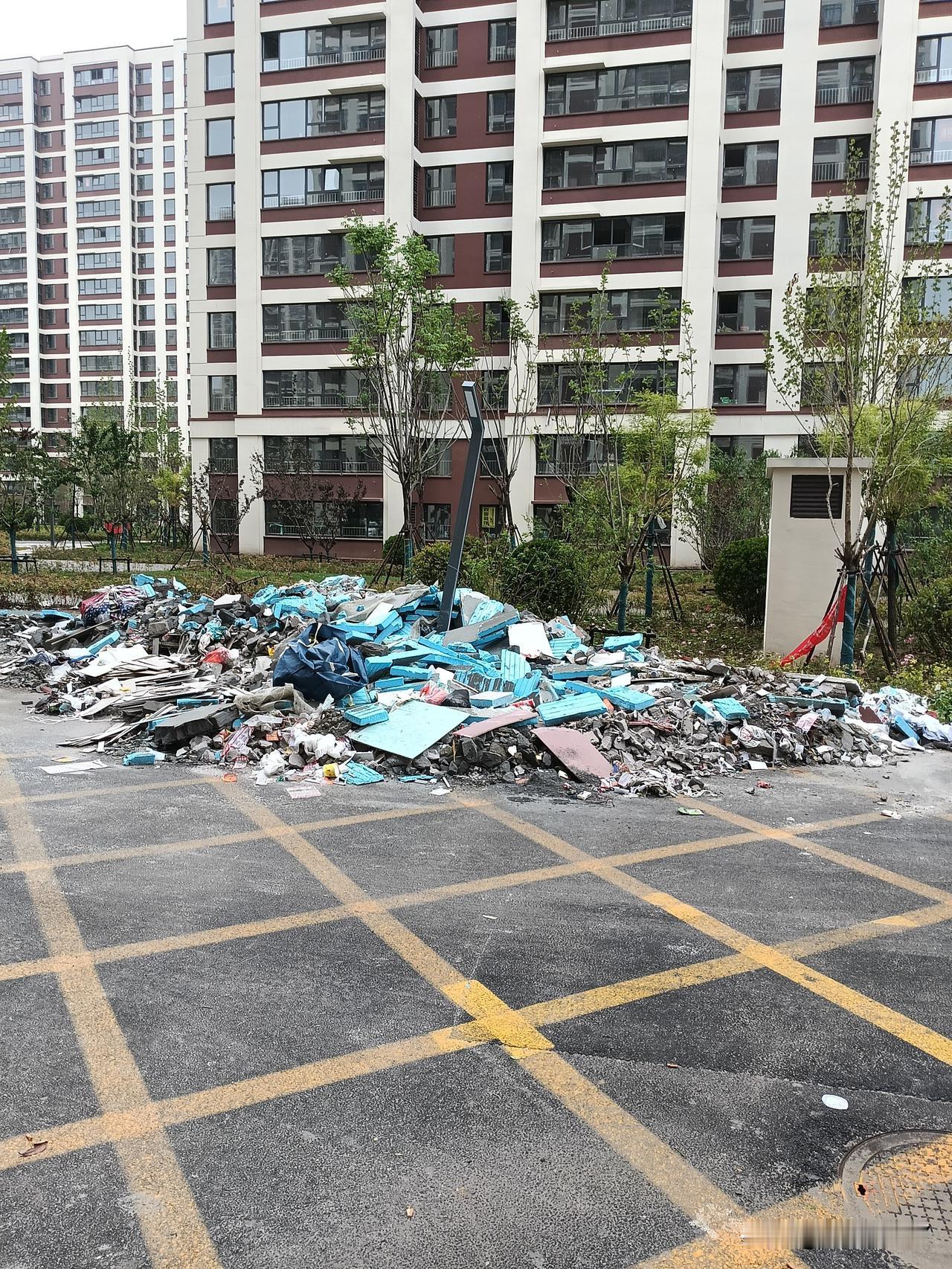 【济宁运河控股所管小区：垃圾堆积，问政才清】据济宁市网络问政平台消息，近日有市民