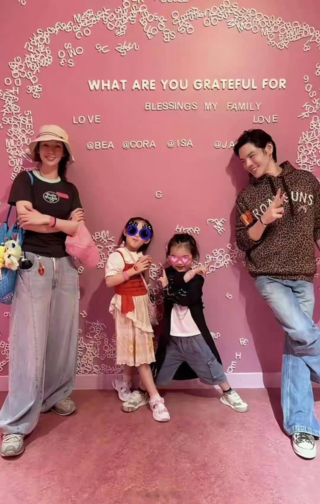 以为向佐郭碧婷两个女儿向佐郭碧婷3岁儿子留长发 向佐郭碧婷带两个孩子出游，儿子向