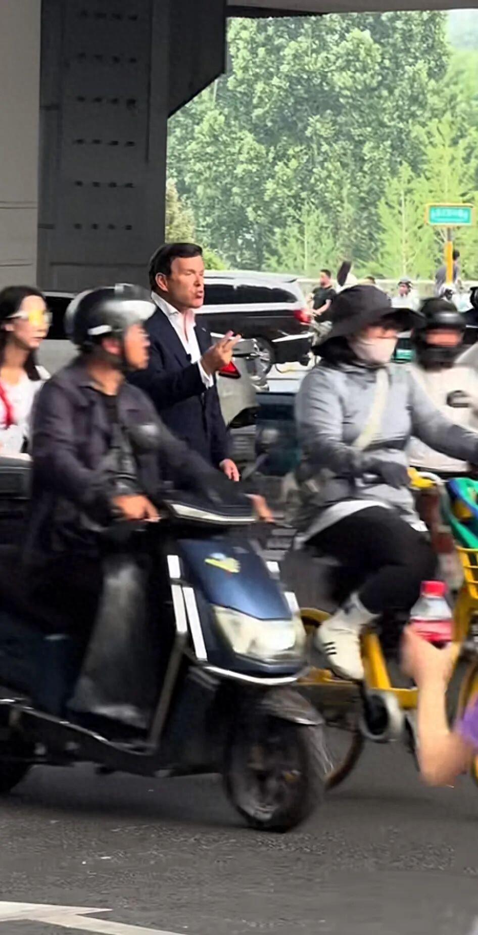 我真的笑不活了！美国福克斯的主播在北京街头违停被拍罚款，不反思自己阻塞交通的行为