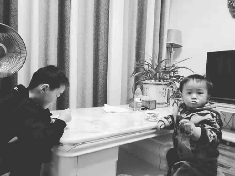 要说娘家弟弟亲，还是婆家弟弟亲，这还真不好一概而论。
从血缘上看，娘家弟弟和自己