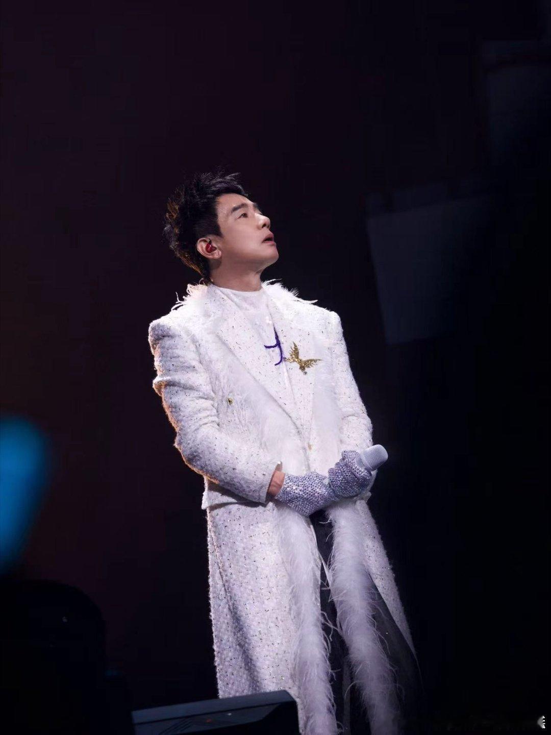 陈小春巡演歌单变更陈小春巡演把借过一下加上 巡演曲目迎来变动，呼声超高的《借过一