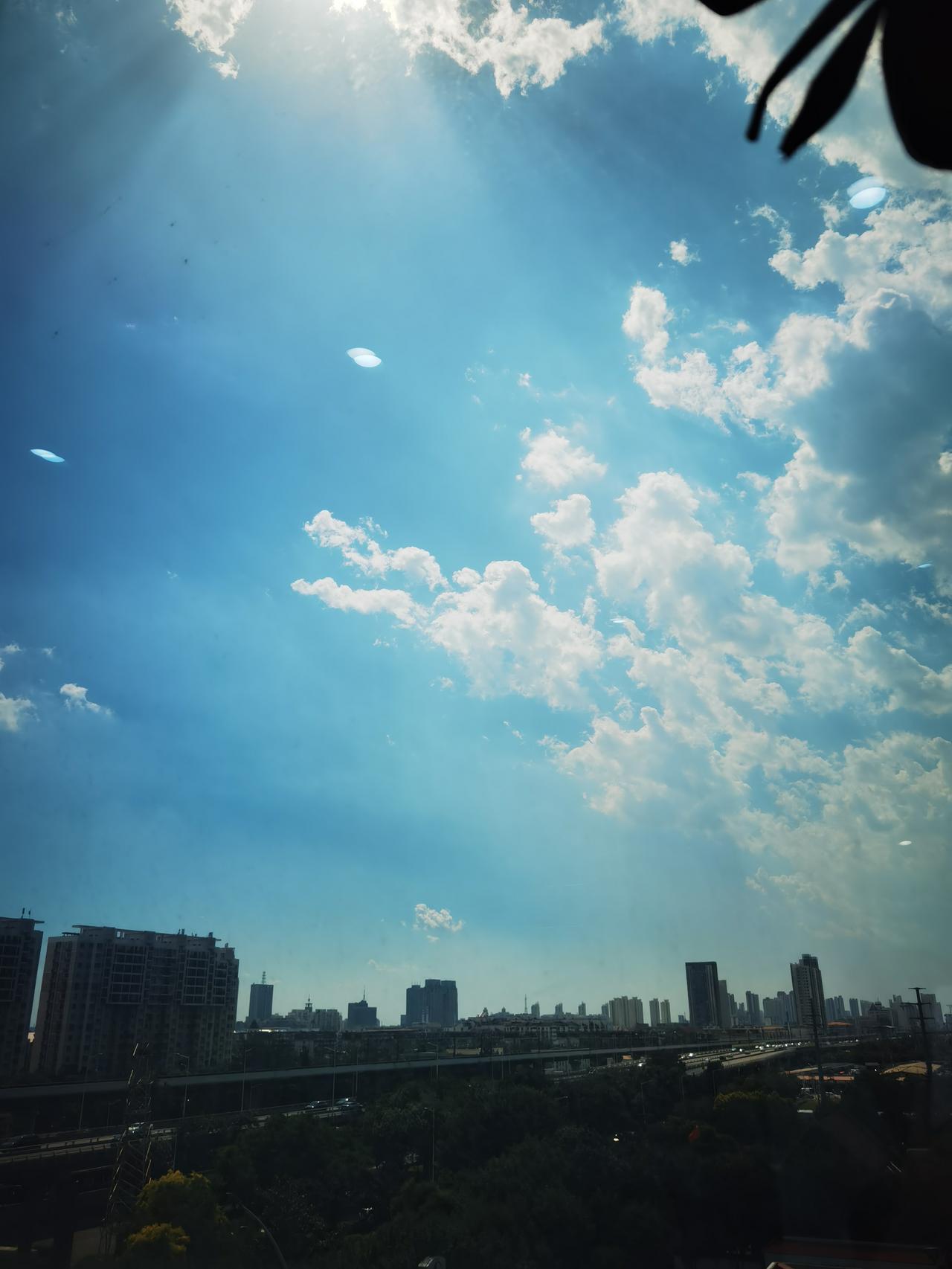 这是屋子里拍的外面的天空，真喜欢呢