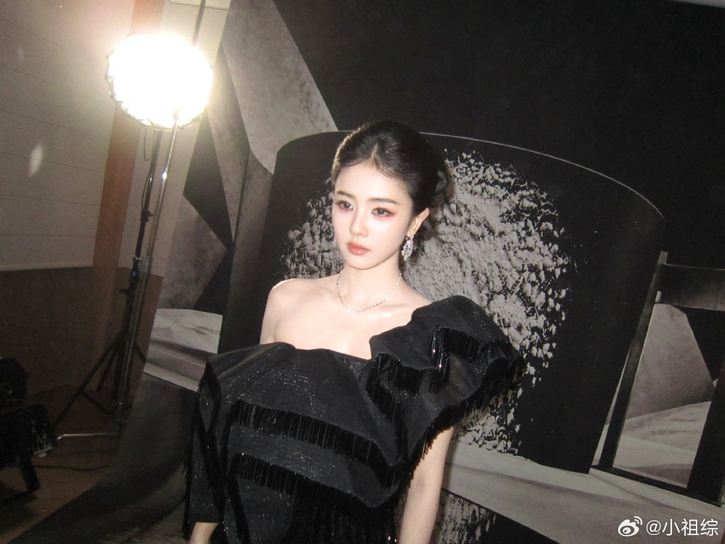杨单给白鹿化的黑天鹅妆杨单给白鹿化的黑天鹅妆好美！白鹿黑天鹅妆 ​​​