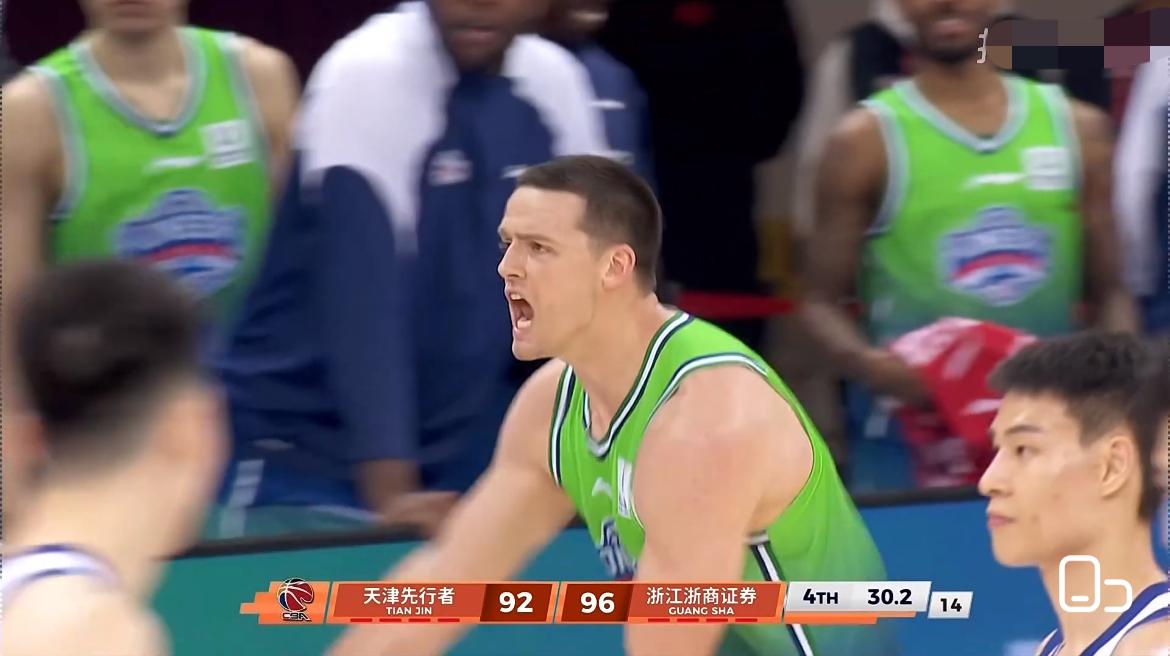 广厦天津最后30秒两度争议！胡金秋被爆头，裁判这哨真让人看不懂

       