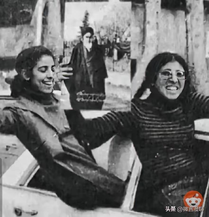 这张拍摄于1979年2月的历史照片，捕捉了伊朗伊斯兰革命胜利后，两名年轻女学生在
