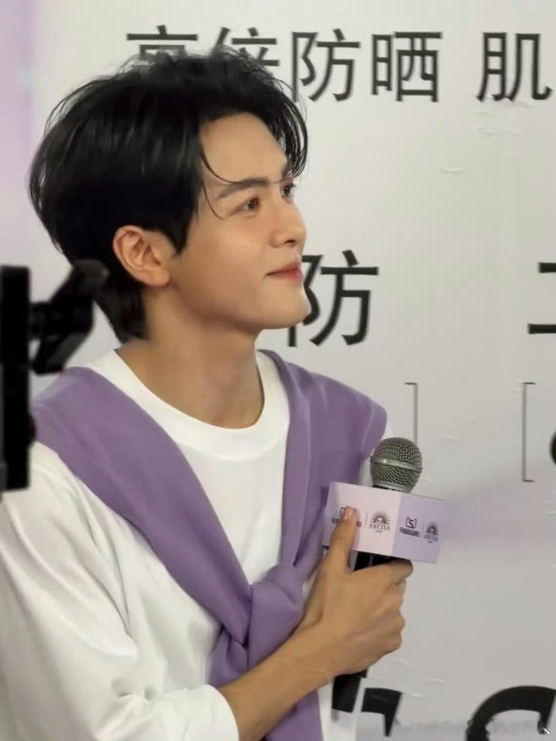 曾舜晞香芋紫蛋糕 曾舜晞生图状态好好 谁能拒绝香芋紫的曾舜晞啊！生图状态好好，颜