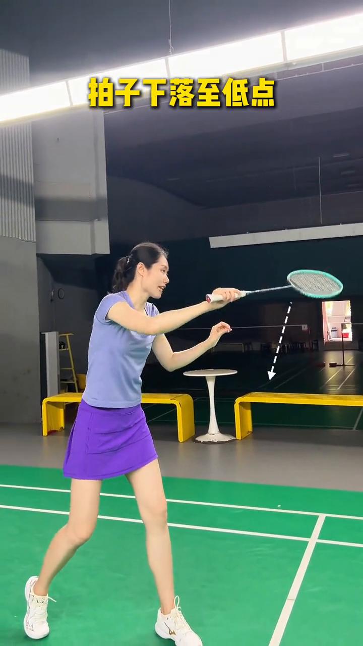 球场老司机赢球三招，学会了打爆全场。
·1.接发球。拍子要举高一点，球来了，拍子