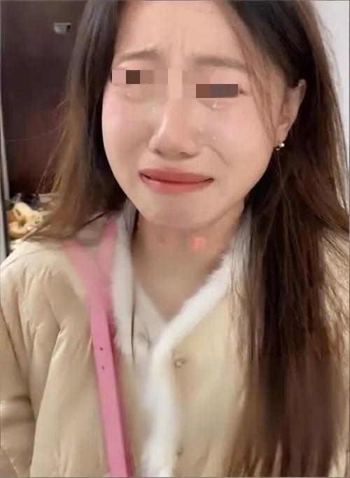 “良心不痛吗？”青海，一女子泡汤泉时，看到一个2岁孩子一头栽进池子里，危急时刻她