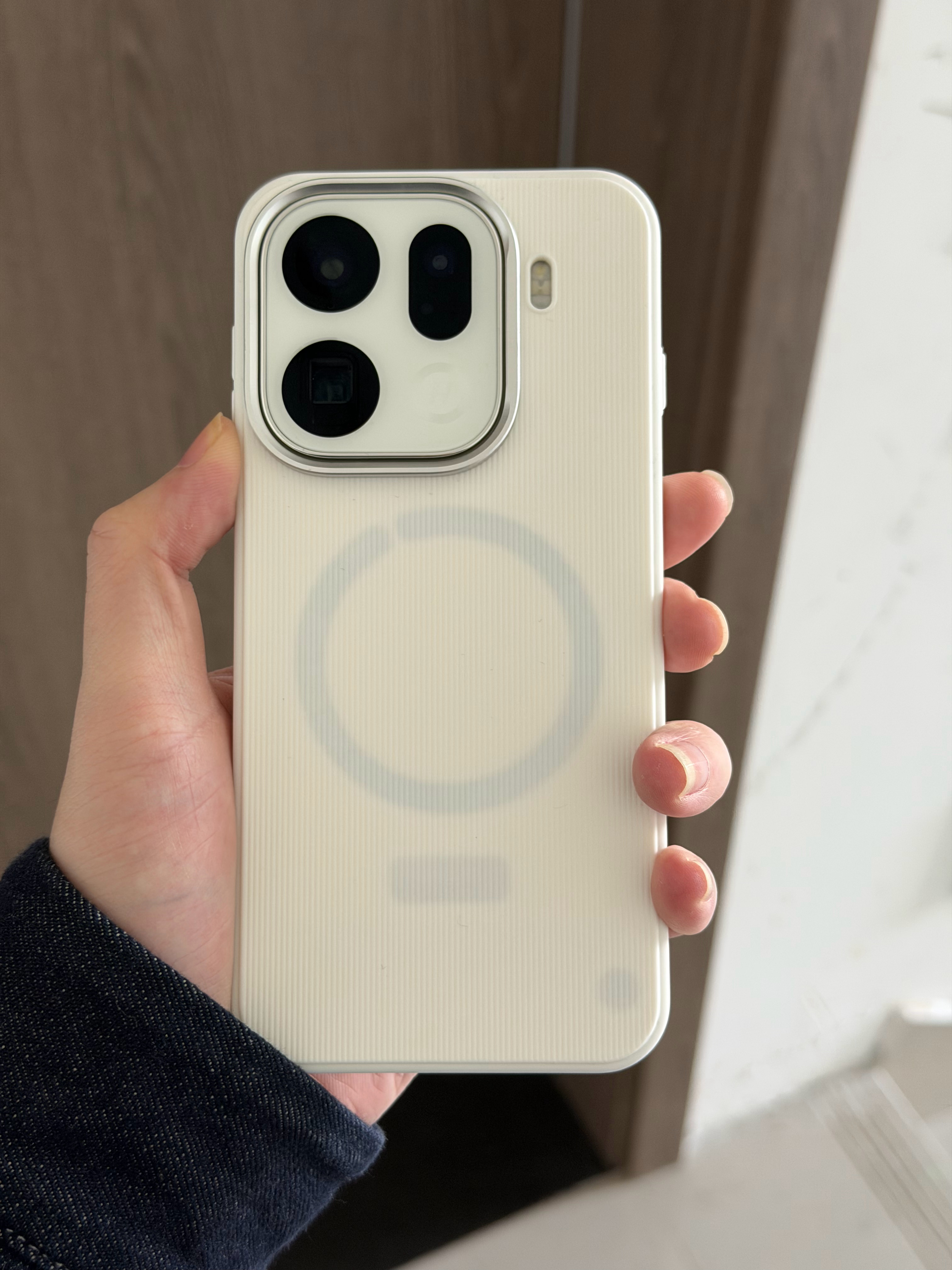 给 oppo find x9pro 买了一个手机壳 感觉除了有点贵 其他都挺好[