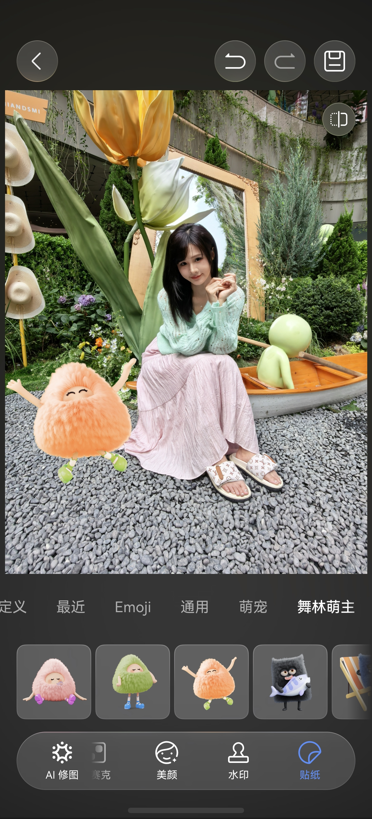 升级鸿蒙6后，相册自带的贴纸，不仅新增了萌宠，连舞林盟主也安排上了，可玩性更高了