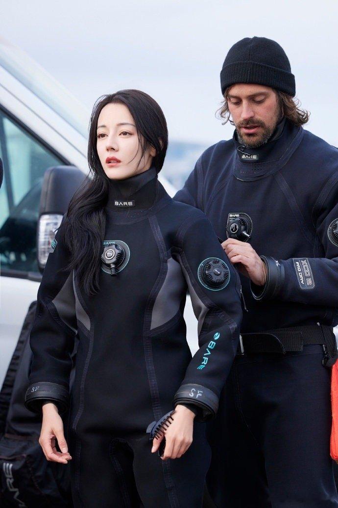 谁懂迪丽热巴穿上潜水服真的很有建模感！姐不考虑接个人工智能的角色吗[好喜欢] #