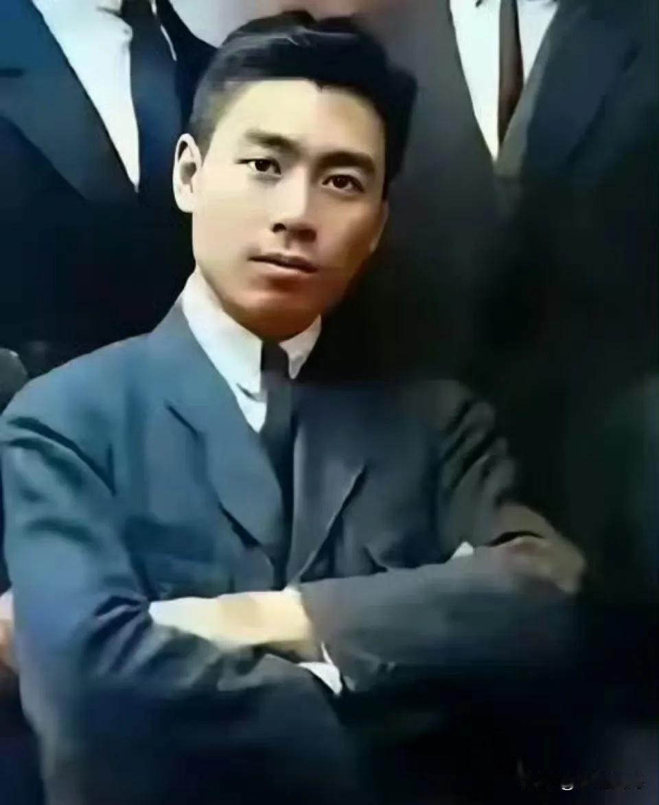这张照片是周恩来同志青年时期他赴法国勤工俭学期间（约1920年代初）拍摄的！看他