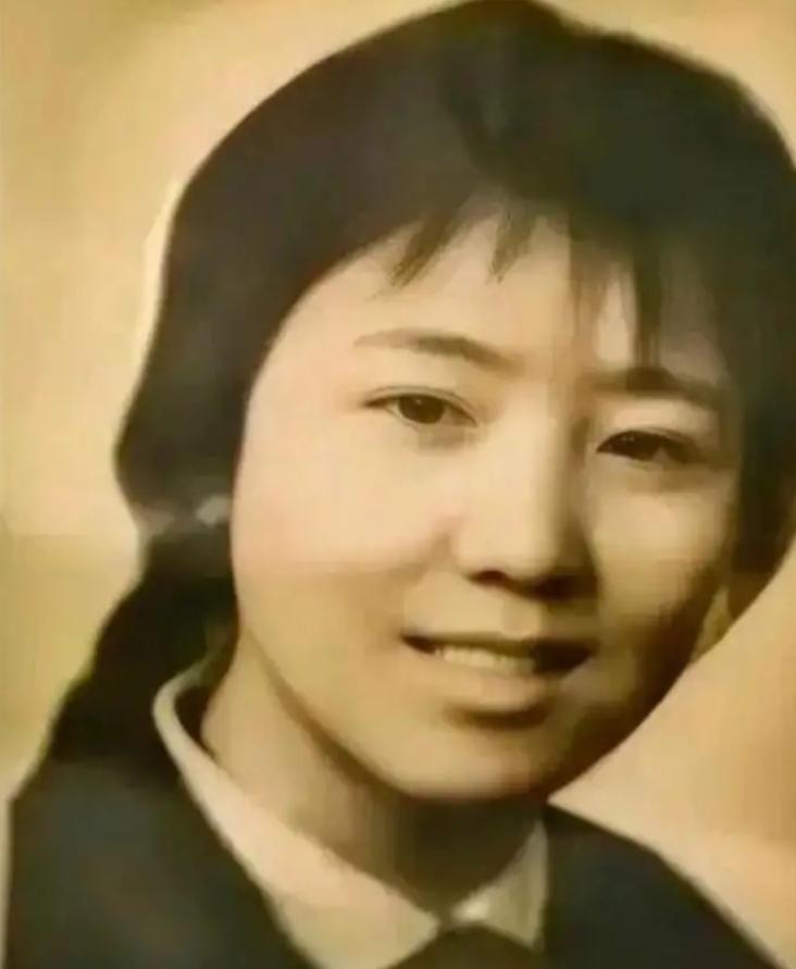1972年，泥瓦匠张复生迎娶了女知青乔献华。新婚夜，他发现妻子的腰很粗，面对他的