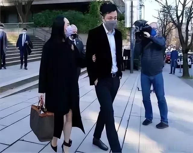 大家有没有发现，

一个女人不论钱包多鼓，权利多大，对自个儿看对眼的帅锅往往会把