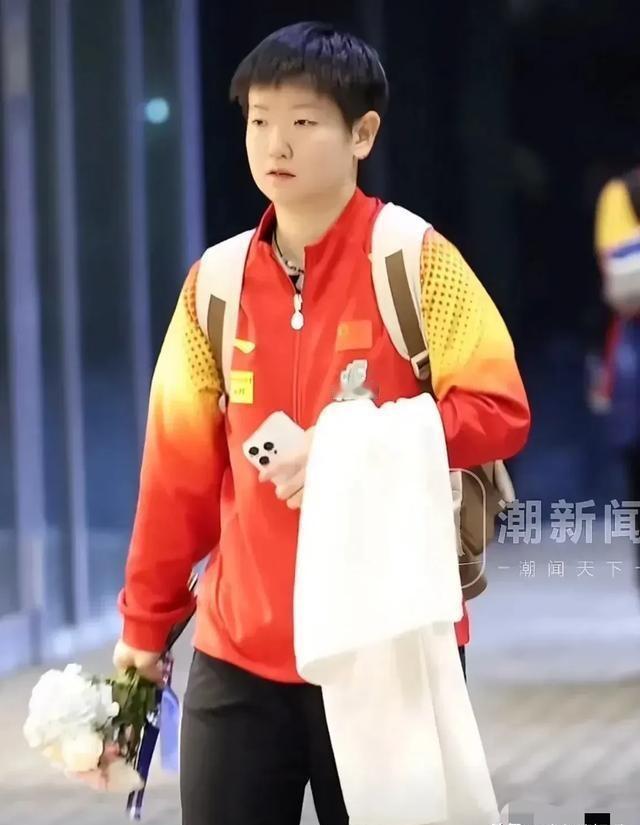 国乒男团夺冠！
颁奖时，王楚钦笑容不断
网友：比奥运夺金还开心
先说说女队这边儿