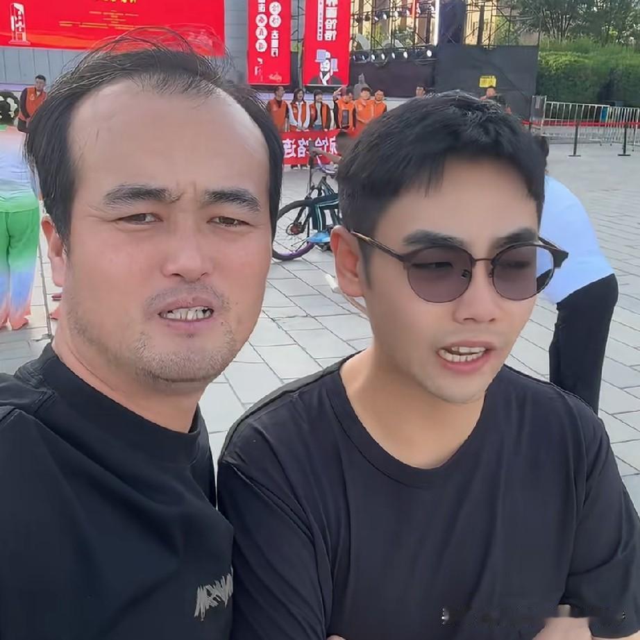 在《主角》里扮演郭锤子的邵老五还是个逗比，他对薛团长说:“薛团长，台子都搭好了，