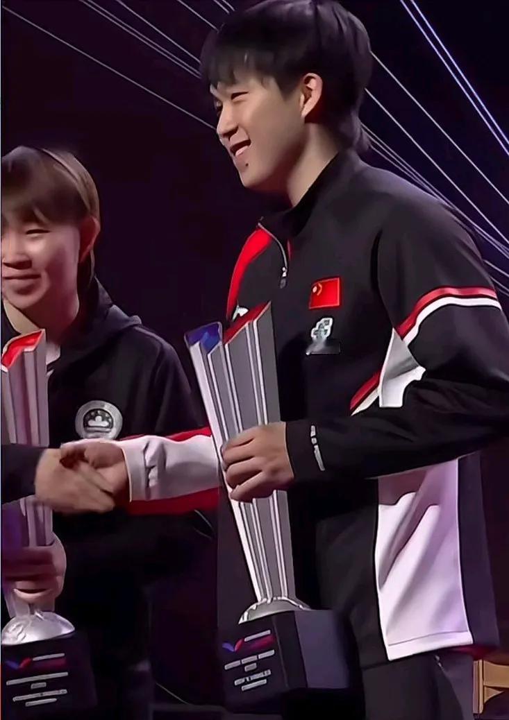 这个小朱不简单，球技高，思想素质也高
恭喜朱雨玲，王楚钦
＜都是中国人  太棒了