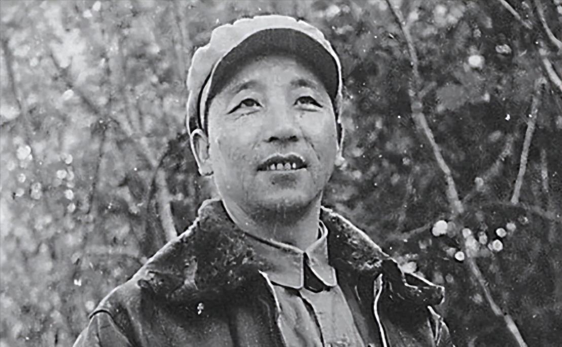 伙夫拦下秦基伟讨要香烟，警卫员还没开口，秦军长竟主动为他点烟竞展亲和力？
193