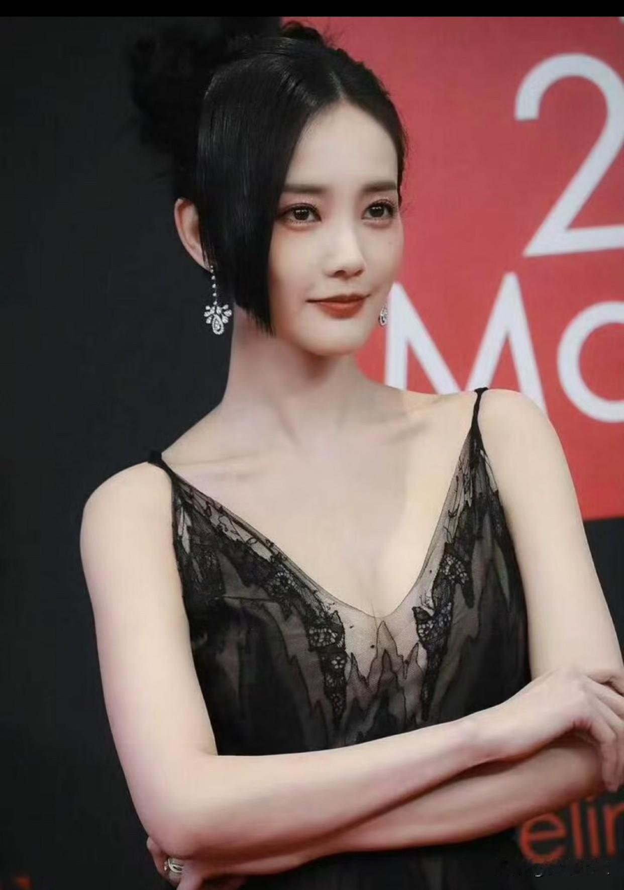 李一桐亮相红毯这套造型太有韵味！

一身黑色薄纱蕾丝吊带长裙，V领设计勾勒出漂亮