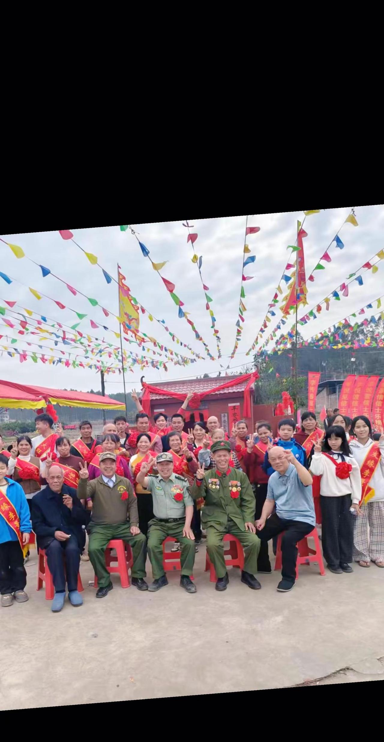 大朗寨平安社醮会，自卫还击老战士合影留念。记录我们的民族风俗文化 农村婚礼现场传