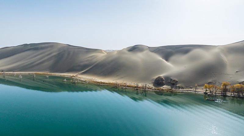 塔克拉玛干沙漠边缘出现湖泊什么叫天降祥瑞？这才叫天降祥瑞！这说明，塔克拉玛干沙漠