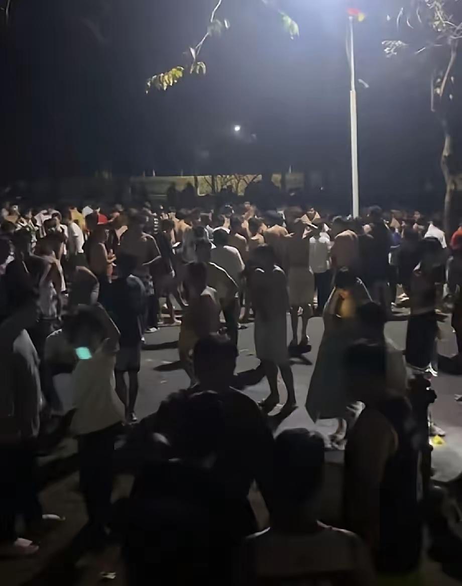 甘肃地震给大家的一个忠告
手机和钱都不重要，一定一定记得
跑的时候记得带被子
