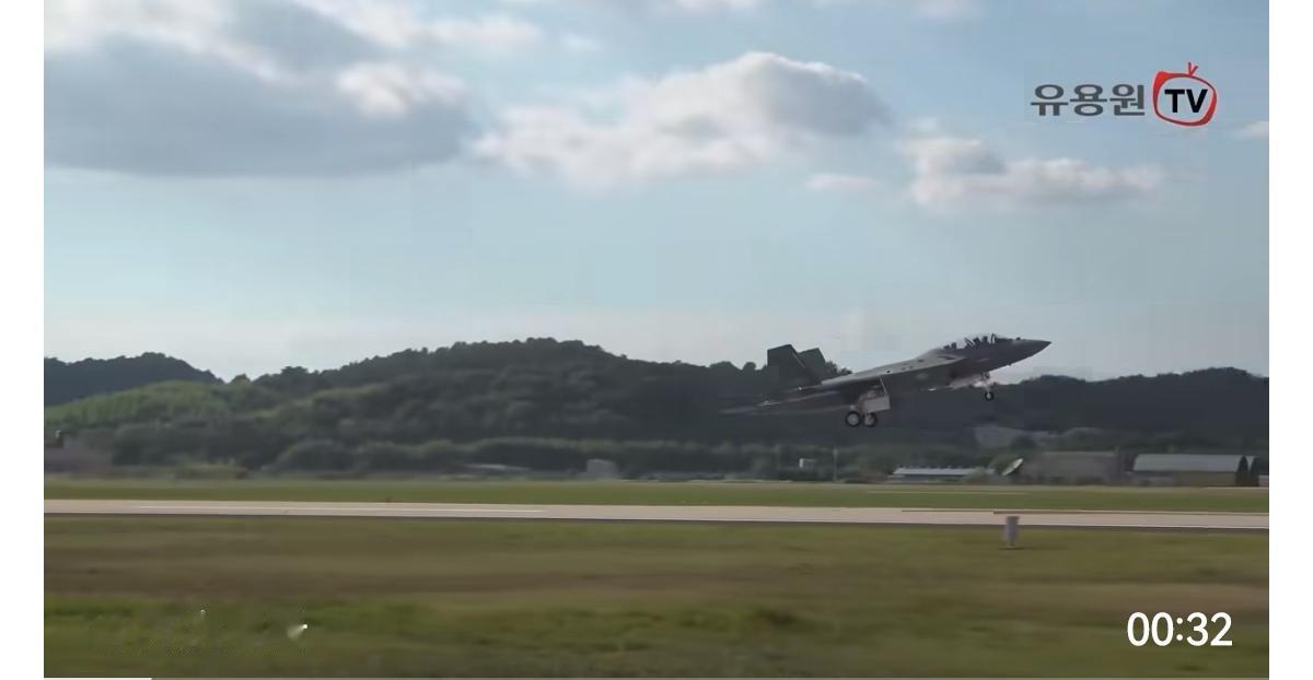 韩国空军接收首架KF-21战斗机。