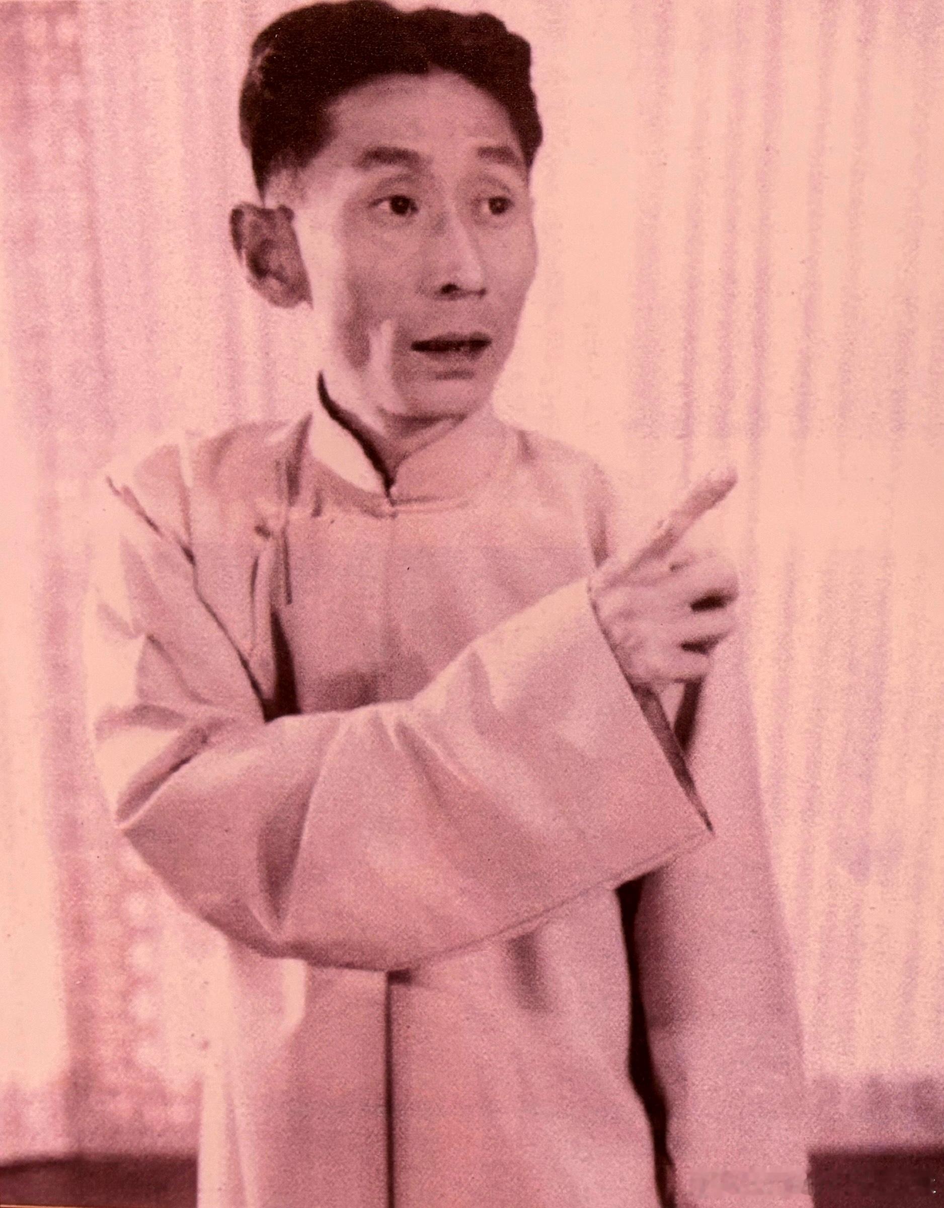1952年9月马三立参加第二届中国人民赴朝慰问团，任第六分团演出队副队长历史影像