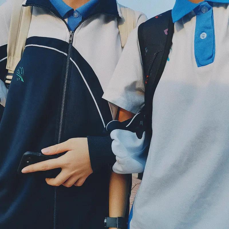 2012年的高中时代，就像一部老电影，每一帧都藏着回不去的青春。
清晨，熹微晨光