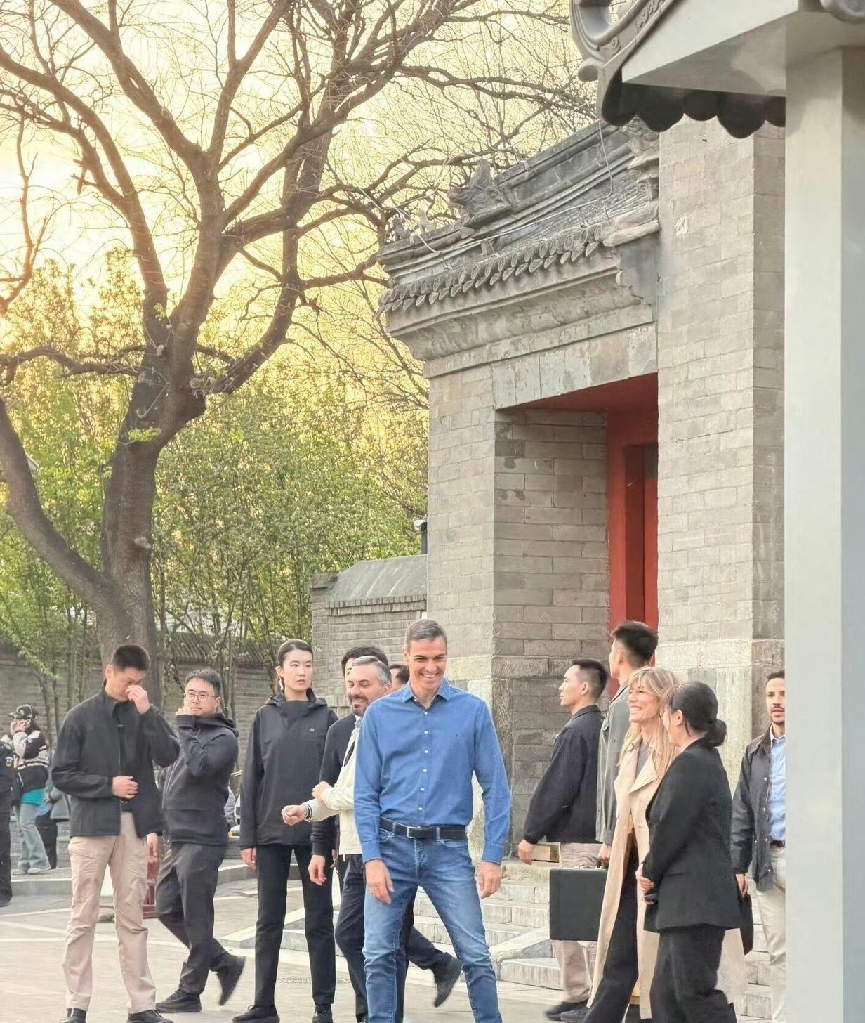 4月11日、12日，西班牙首相桑切斯现身北京鼓楼和颐和园。

话说保镖小姐姐个头