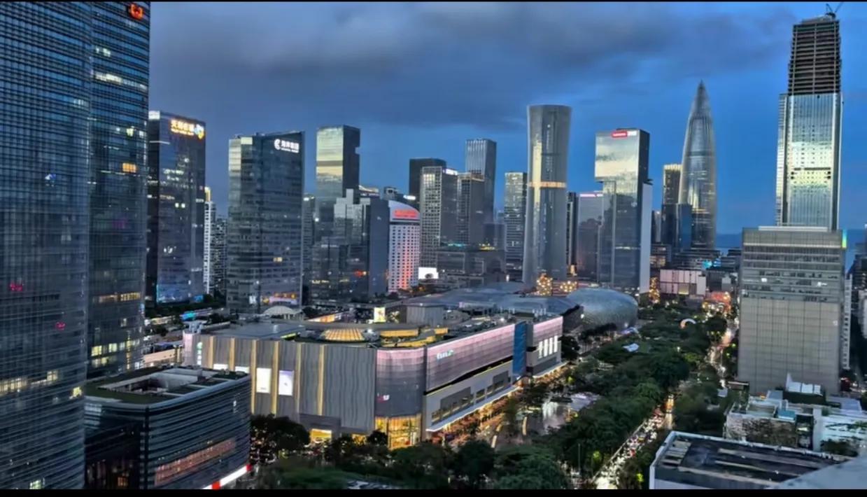 2004年，深圳，广州，重庆，苏州GDP排名分别是：
1.广州【GDP总量447